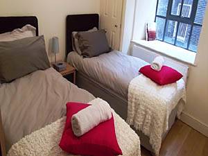 Londra 3 Camere da letto appartamento casa vacanze - camera 2 (LN-990) photo 4 di 4