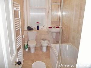 London 2 Bedroom accommodation - bathroom (LN-1052) photo 1 of 1 London 2 Bedroom accommodation - bathroom (LN-1052) photo 1 of 1