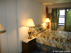 New York 3 Bedrooms roommate share apartment living room photo 9