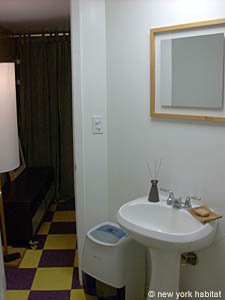 New York Studio accommodation - bathroom (NY-10200) photo 2 of 3