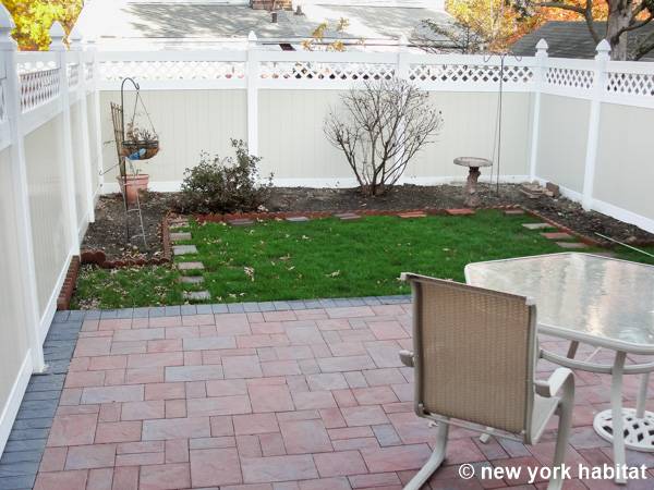 New York 4 Bedrooms - Triplex roommate share apartment living room photo 20