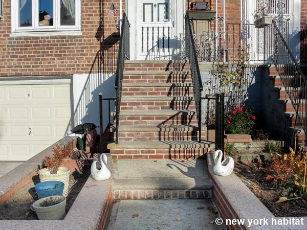 New York 4 Bedrooms - Triplex roommate share apartment living room photo 21