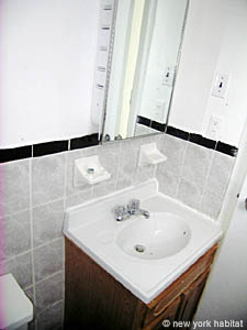 New York 3 Bedrooms roommate share apartment bathroom 1 photo 11