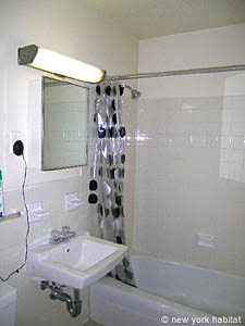 New York Studio unfurnished apartment rental bathroom photo 1