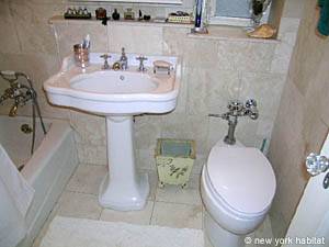 New York 1 Bedroom apartment bathroom photo 11