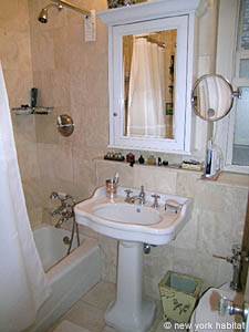 New York 1 Bedroom apartment bathroom photo 12