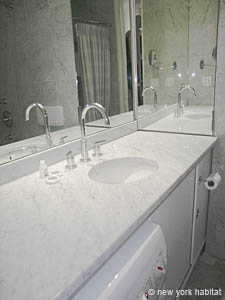 New York Studio accommodation - bathroom (NY-14048) photo 2 of 3