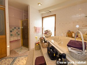 New York 3 Bedroom accommodation bed breakfast - bathroom (NY-14212) photo 1 of 4
