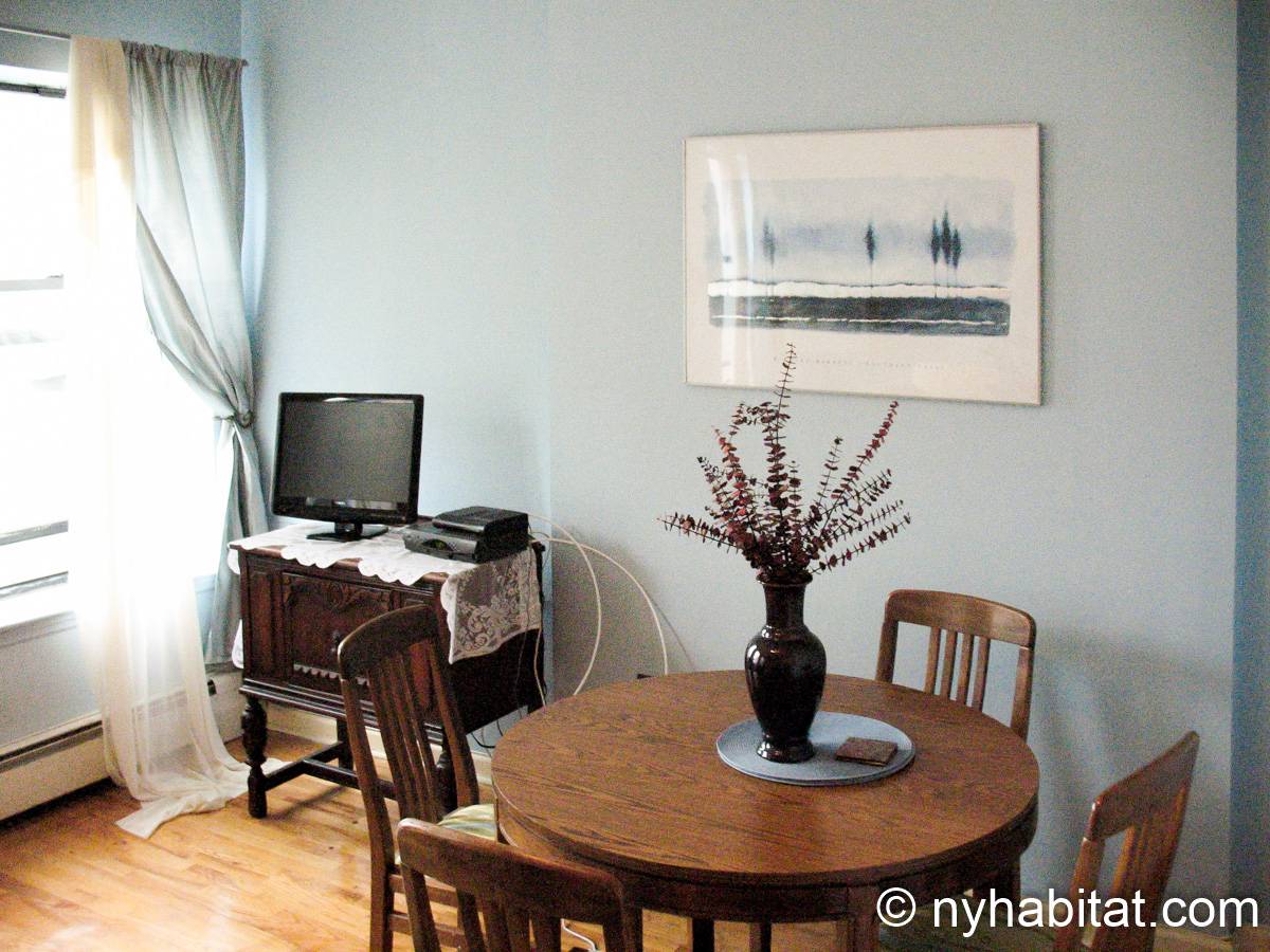 Living room - Photo 8 of 11