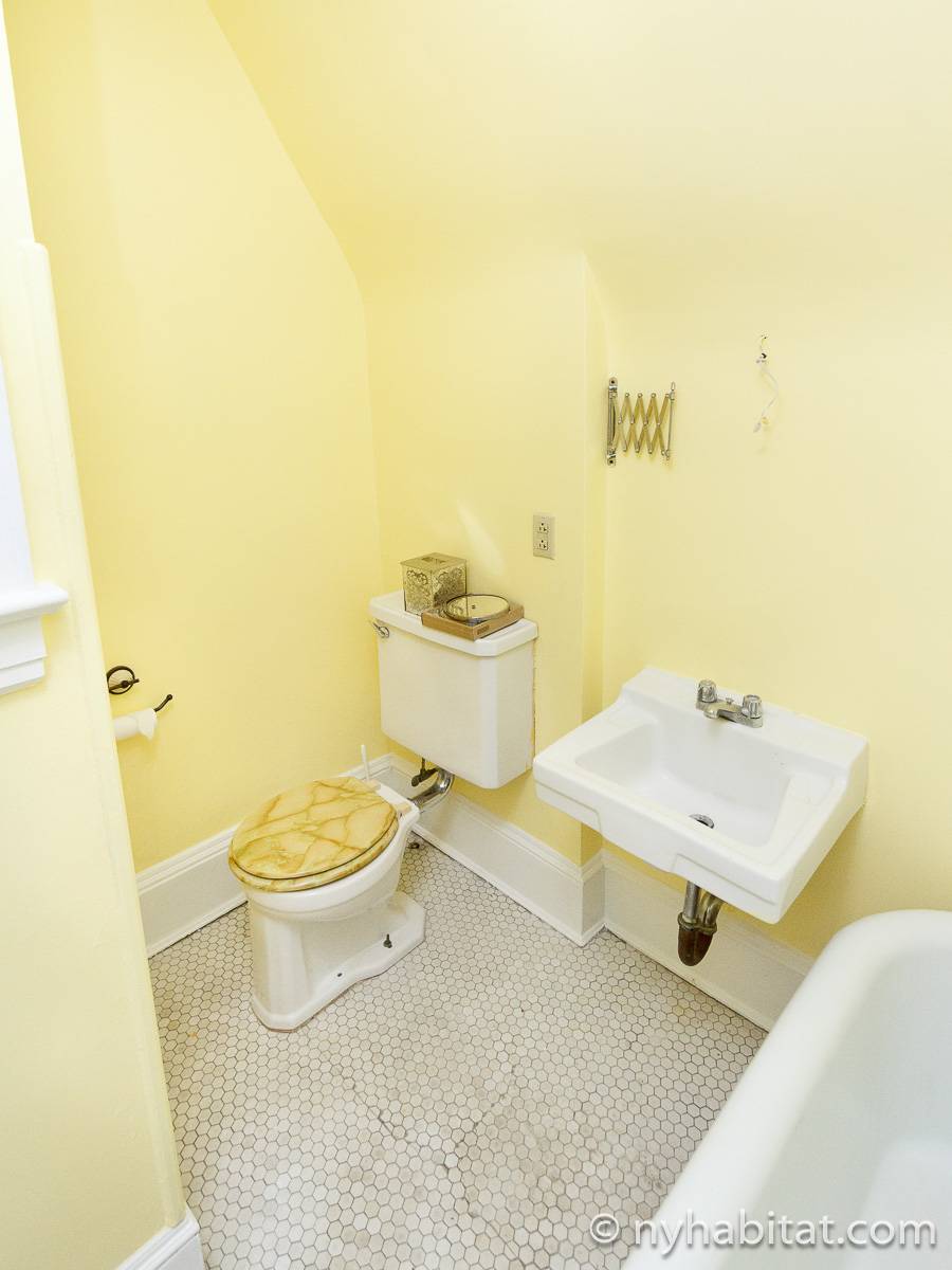 Bathroom 1 - Photo 3 of 4