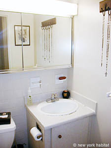 New York Studio accommodation - bathroom (NY-4867) photo 2 of 3