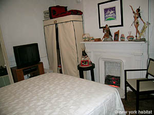 New York 3 Bedrooms roommate share apartment bedroom 2 photo 3