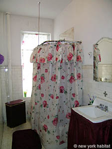 New York 4 Bedrooms roommate share apartment bathroom 1 photo 6