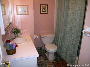 New York Studio accommodation - bathroom (NY-8704) photo 2 of 2