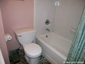 New York Studio accommodation - bathroom (NY-8704) photo 1 of 2