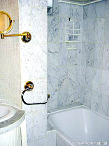 Paris 1 Bedroom apartment - bathroom 1 (PA-4) photo 2 of 3