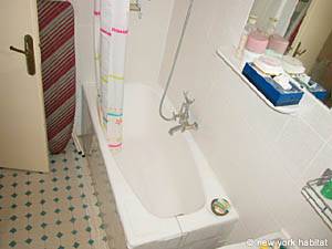 Paris T2 appartements location vacances - salle d'eau (PA-41) photo 1 de 4