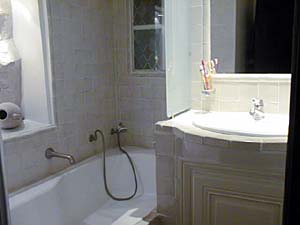 Paris T2 appartements location vacances - salle d'eau (PA-561) photo 2 de 3