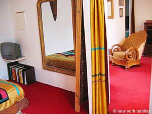 Paris T2 appartements location vacances - chambre (PA-657) photo 3 de 6