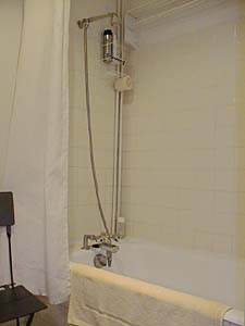 Paris T2 logements location appartements - salle d'eau (PA-898) photo 2 de 3