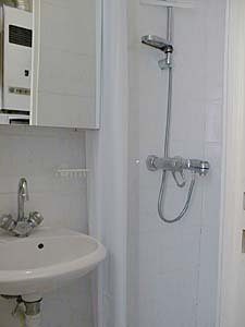 Paris T2 appartements location vacances - salle d'eau (PA-915) photo 2 de 3