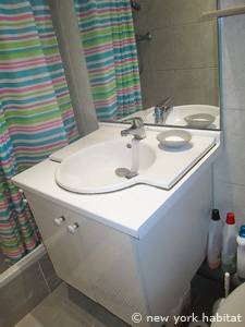 Paris 1 Bedroom apartment - bathroom (PA-1521) photo 3 of 3