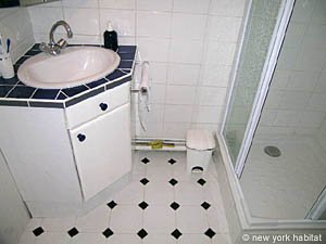Paris T2 appartement location vacances - salle de bain 1 (PA-1584) photo 2 sur 2