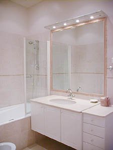 Paris T4 appartements location vacances - salle d'eau 1 (PA-1851) photo 3 de 7