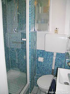 Paris T2 appartements location vacances - salle d'eau (PA-1902) photo 1 de 2