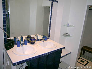Paris T2 appartements location vacances - salle d'eau 1 (PA-1934) photo 4 de 7