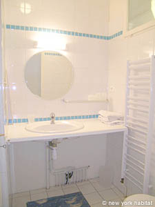 Paris 3 Bedroom apartment - bathroom 1 (PA-2015) photo 1 of 3