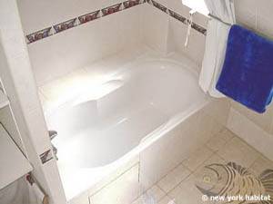 Paris 3 Bedroom apartment - bathroom 1 (PA-2112) photo 2 of 4