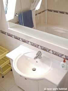 Paris 3 Bedroom apartment - bathroom 1 (PA-2112) photo 1 of 4