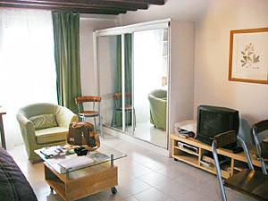Paris Studio apartment living room photo 3