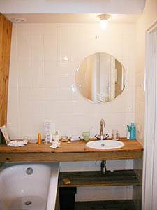 Paris Studio apartment bathroom photo 7