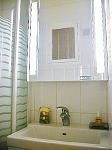 Paris T2 appartements location vacances - salle d'eau (PA-2201) photo 2 de 3