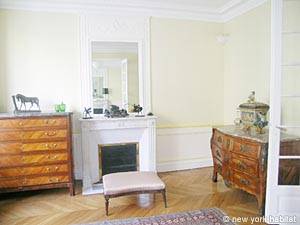 Paris 2 Bedrooms apartment living room photo 7