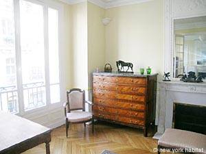 Paris 2 Bedrooms apartment living room photo 8