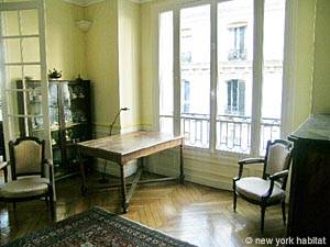 Paris 2 Bedrooms apartment living room photo 9