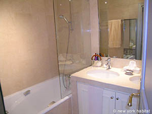 Paris T2 logements location appartements - salle d'eau 1 (PA-2317) photo 1 de 3