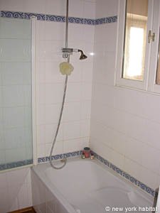 Paris 1 Bedroom apartment - bathroom (PA-2318) photo 3 of 4