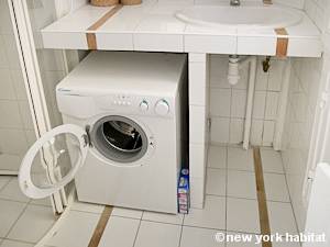 Paris Studio T1 logement location appartement - salle de bain 1 (PA-2360) photo 2 sur 7 Paris Studio T1 logement location appartement - salle de bain 1 (PA-2360) photo 2 sur 7