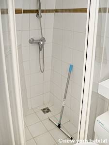 Paris Studio T1 logement location appartement - salle de bain 1 (PA-2360) photo 4 sur 7 Paris Studio T1 logement location appartement - salle de bain 1 (PA-2360) photo 4 sur 7