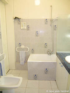 Paris T4 logements location appartements - salle d'eau 1 (PA-2388) photo 1 de 3