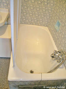 Paris T2 appartements location vacances - salle d'eau (PA-2469) photo 2 de 3