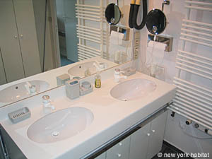 Paris T3 appartements location vacances - salle d'eau 1 (PA-2488) photo 2 de 3