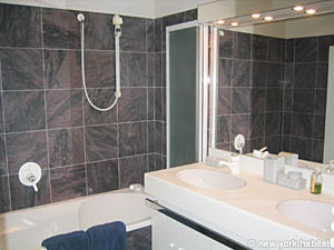 Paris T3 appartements location vacances - salle d'eau 1 (PA-2488) photo 1 de 3