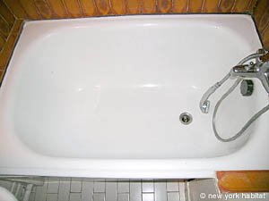 Paris Studio accommodation - bathroom (PA-2531) photo 2 of 3