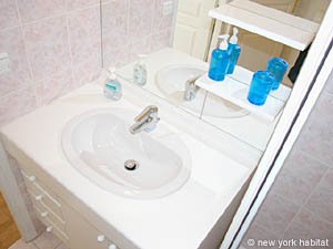 Paris Studio accommodation bathroom 1 photo 12