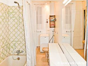 Paris T3 logement location appartement - salle de bain 1 (PA-2696) photo 1 sur 2 Paris T3 logement location appartement - salle de bain 1 (PA-2696) photo 1 sur 2